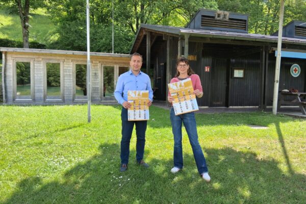 Sie freuen sich auf den Lesebär: Bäderleiter Stefan Sajdak und Büchereileiterin Christin Moll an einem der beiden Vorleseorte am Wöhrsee – im Freibad finden ebenfalls zwei Vorlesetermine statt. Fotocredit: Stadt Burghausen/tg