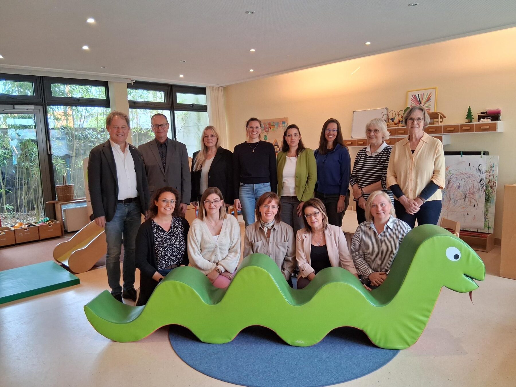 Zum Abschied kamen zusammen: (untere Reihe von links) Das aktuelle Team des Kindernests: Ramona Spöcklberger, Leiterin Nicole Grossmann, Silvia Sebald, Tamara Schutijewa, Natalia Wert  Hintere Reihe von links: Erster Bürgermeister Florian Schneider, Josef Schropp, geschäftsführender Vorstand Kreiscaritasverband Altötting e V , Petra Genz, hauptberuflicher Vorstand Caritas, Elisabeth Graf Albrecht, pädagogische Fachkraft und Fachreferentin, Mariella Röben, Leitung der Geschäftsstelle  Kinderschutzbund Kreisverband Burghausen Altötting, Christine Auberger, Leiterin Haus der Familie, Gründerinnen Doris Graf (ehem  Familienreferentin) und Christine Könning  Fotocredit: Stadt Burghausen/tg