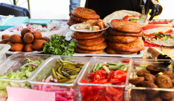 Richtig authentische Speisen werden beim Fest zum Verkauf angeboten. So können die Besucher Gerichte der eritreischen, jamaikanischen, bosnischen sowie arabischen Küche probieren. Fotocredit: Bella Rink
