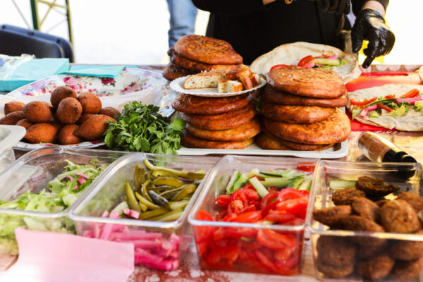 Richtig authentische Speisen werden beim Fest zum Verkauf angeboten. So können die Besucher Gerichte der eritreischen, jamaikanischen, bosnischen sowie arabischen Küche probieren. Fotocredit: Bella Rink