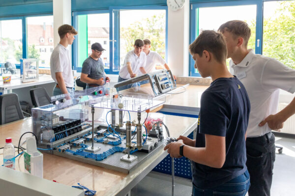 Einen Blick hinter die Kulissen der Ausbildung im BBiW können Interessierte beim Berufsinfotag werfen. (Quelle: WACKER)