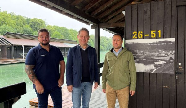Dreimal Grund zum Feiern am Wöhrsee in diesem Jahr: Darauf freuen sich die Bäderleitung mit Stefan Sajdak (r.) und Florian Moser (l.) sowie Erster Bürgermeister Florian Schneider (Mitte).