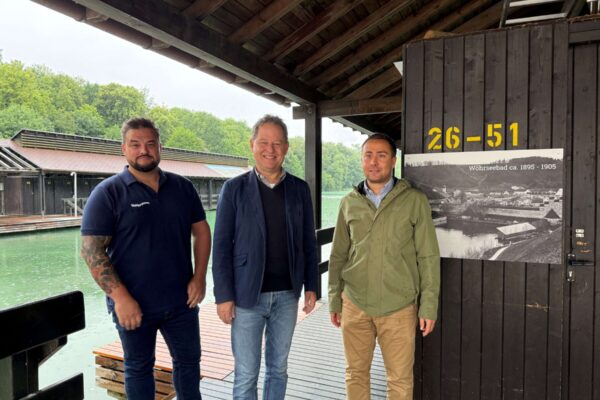 Dreimal Grund zum Feiern am Wöhrsee in diesem Jahr: Darauf freuen sich die Bäderleitung mit Stefan Sajdak (r.) und Florian Moser (l.) sowie Erster Bürgermeister Florian Schneider (Mitte).