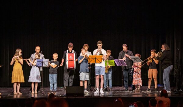 2026_PM_121_Stadt Burghausen_Sommerkonzert_1_s In der Burghauser Musikschule reifen musikalische Talente in vielfältiger Form heran – so wie hier ein Bläserensemble (mit einem Schlagwerk). Fotocredit: Musikschule Burghausen
