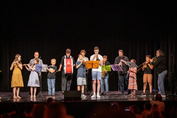 In der Burghauser Musikschule reifen musikalische Talente in vielfältiger Form heran – so wie hier ein Bläserensemble (mit einem Schlagwerk). Fotocredit: Musikschule Burghausen