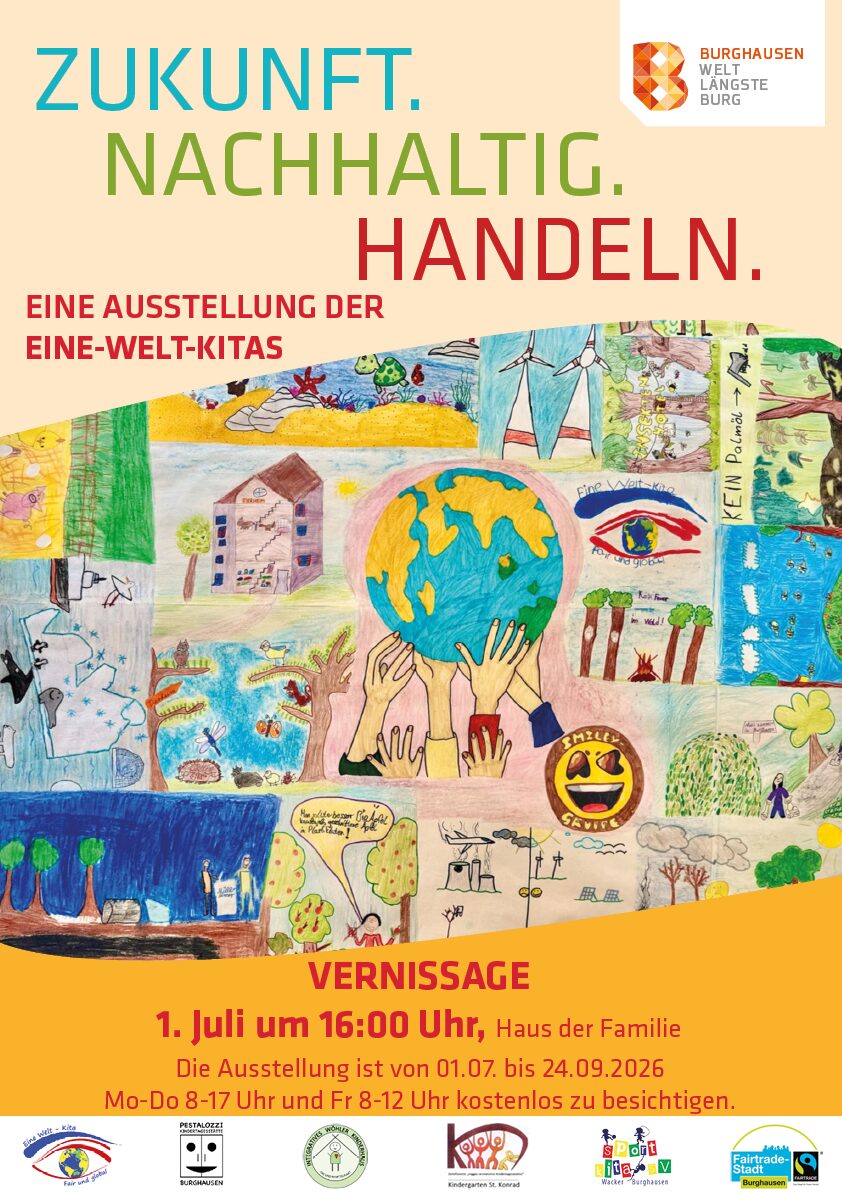 Die Burghauser Eine Welt Kitas erfüllen täglich ihren Bildungsauftrag und nehmen dabei auch nachhaltiges und faires Handeln in den Fokus  Die Ausstellung im Haus der Familie soll dieses Bestreben auch einer breiten Öffentlichkeit zugänglich machen  2025 waren die Burghauser Eine Welt Kitas auch beim Weltkindertag vertreten  Fotocredit: Stadt Burghausen/Fairtrade Stadt Burghausen