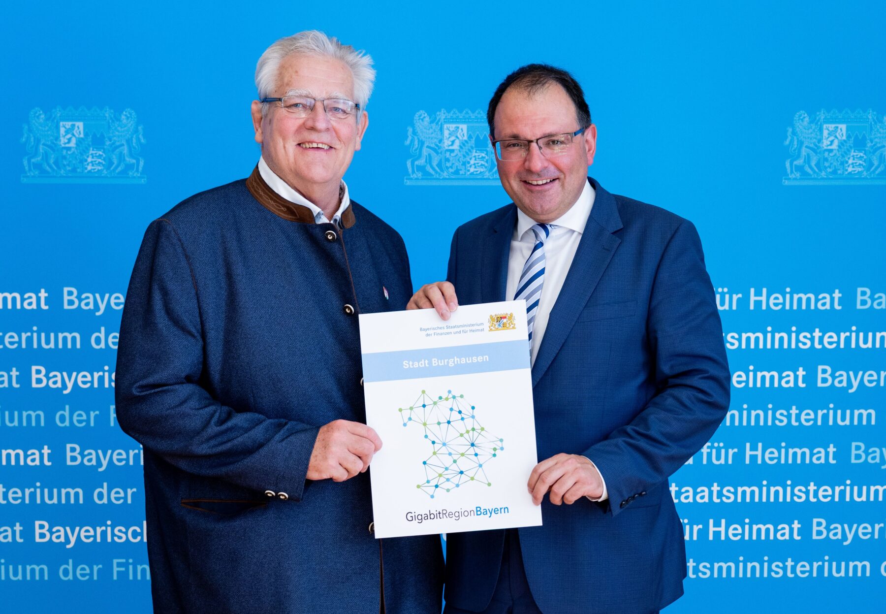 Für Burghausen nahm Zweiter Bürgermeister Norbert Stranzinger (l ) die Urkunde von Finanz  und Heimatstaatssekretär Martin Schöffel entgegen  Fotocredit: Florian Graser StMFH
