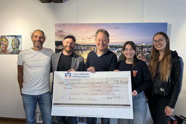 13.500 Euro – diese stattliche Summe kam beim diesjährigen Benefiz-Straßenmusikfestival „Music for Peace“ zustande. Darüber freuten sich (v.l.) Die Initiatoren Erik Bönisch und Max Roxton, Erster Bürgermeister Florian Schneider, Susanne Kramlinger und Lizzy Schmittlein. Fotocredit: Burghauser Touristik/Stadt Burghausen