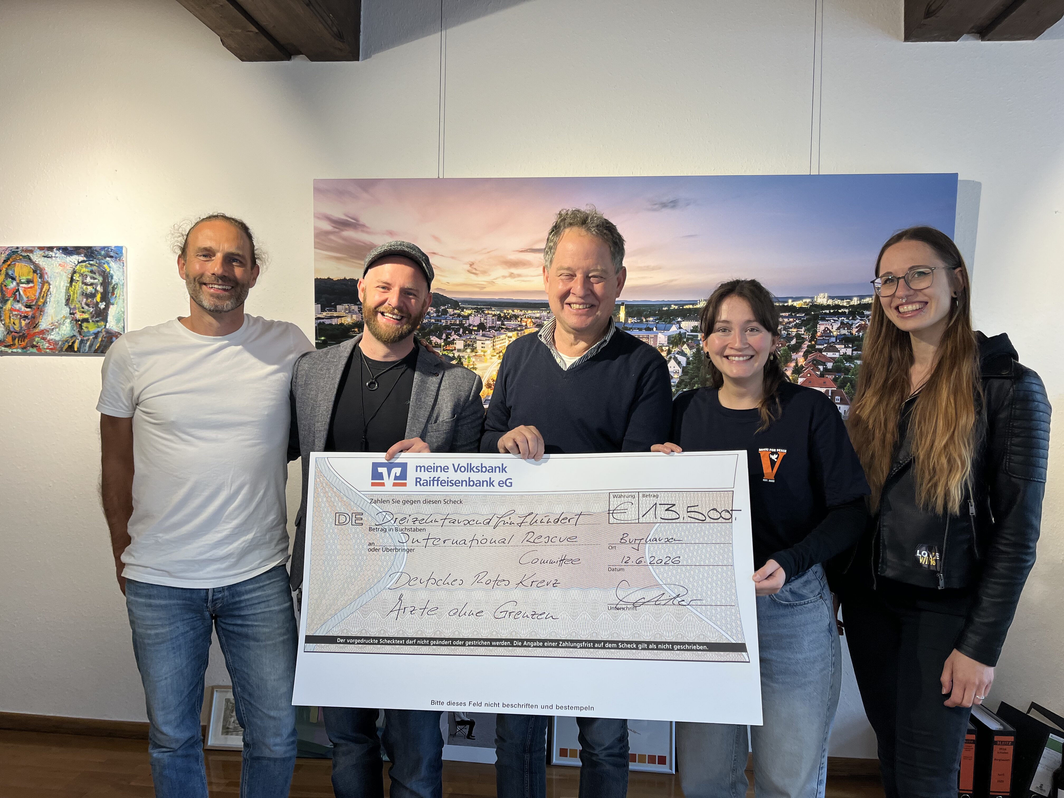 13 500 Euro – diese stattliche Summe kam beim diesjährigen Benefiz Straßenmusikfestival „Music for Peace“ zustande  Darüber freuten sich (v l ) Die Initiatoren Erik Bönisch und Max Roxton, Erster Bürgermeister Florian Schneider, Susanne Kramlinger und Lizzy Schmittlein  Fotocredit: Burghauser Touristik/Stadt Burghausen