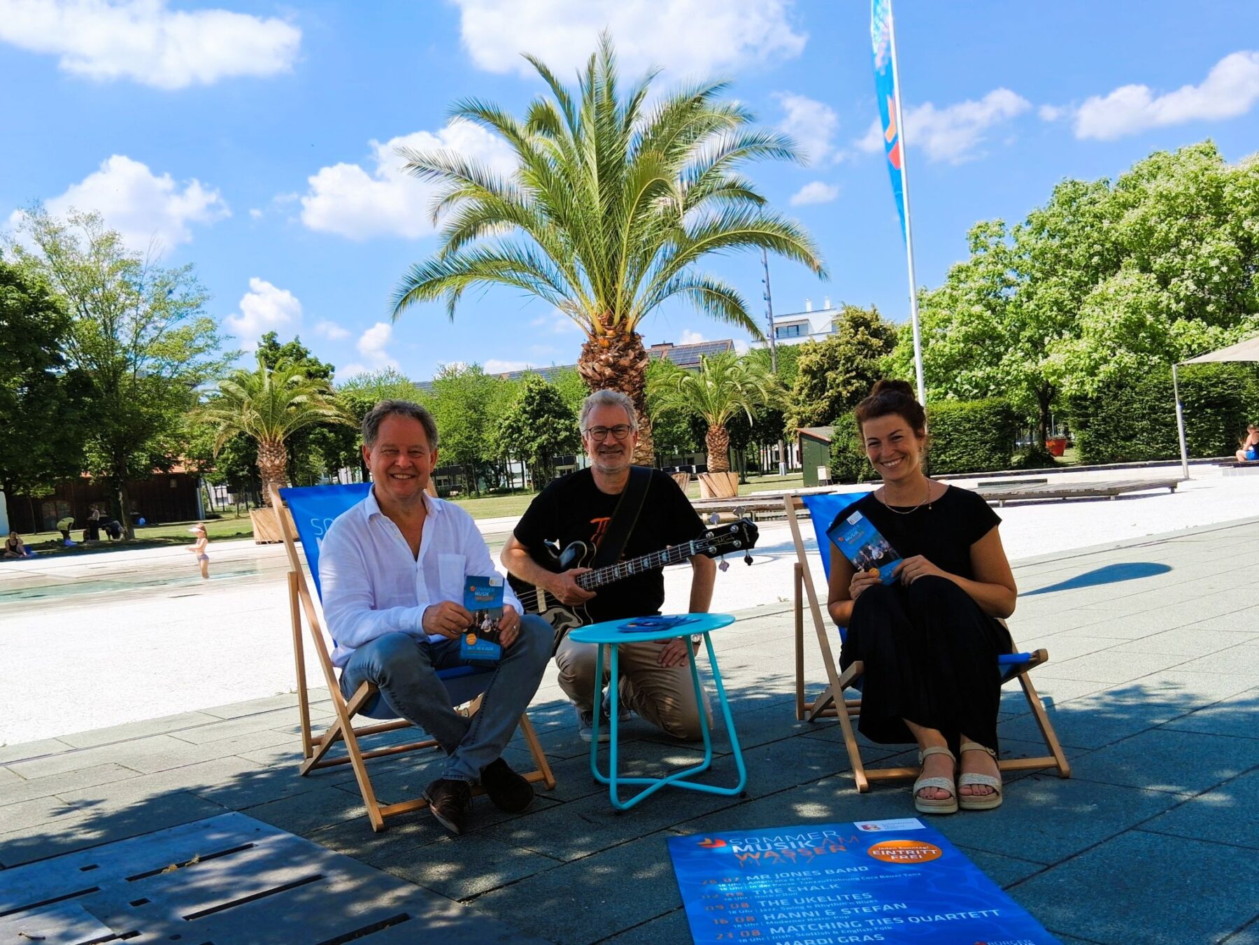 (V l ) Erster Bürgermeister Florian Schneider freut sich zusammen mit Christian Eppelsheim von der Band „The Chalk“ sowie Bürgerhausleiterin Magdalena Weber über entspannte Konzertabende  Fotocredit: Stadt Burghausen/tg