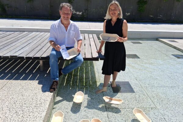 Schwimmprobe bestanden: Erster Bürgermeister Florian Schneider und Projektleiterin Annette Hopf vom Rotary Club ließen die Schifferl schon mal im Wasserbecken hinterm Bürgerhaus zu Wasser. Beim Brückenfest am 1. August werden sie zum Rennen auf der Salzach starten. Fotocredit: Stadt Burghausen/tg