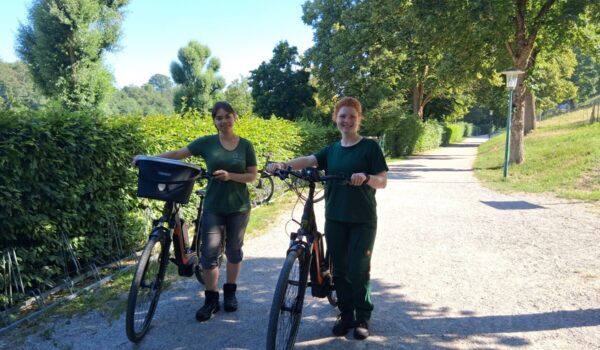 Lena Tettenborn und Lena Reinheckel, die aktuell ihr Freiwilliges Ökologisches Jahr (FÖJ) bei der Stadt machen, haben die diesjährige Radl-Rallye organisiert. Der Wöhrsee ist eine der Stationen. Fotocredit: Stadt Burghausen/tg