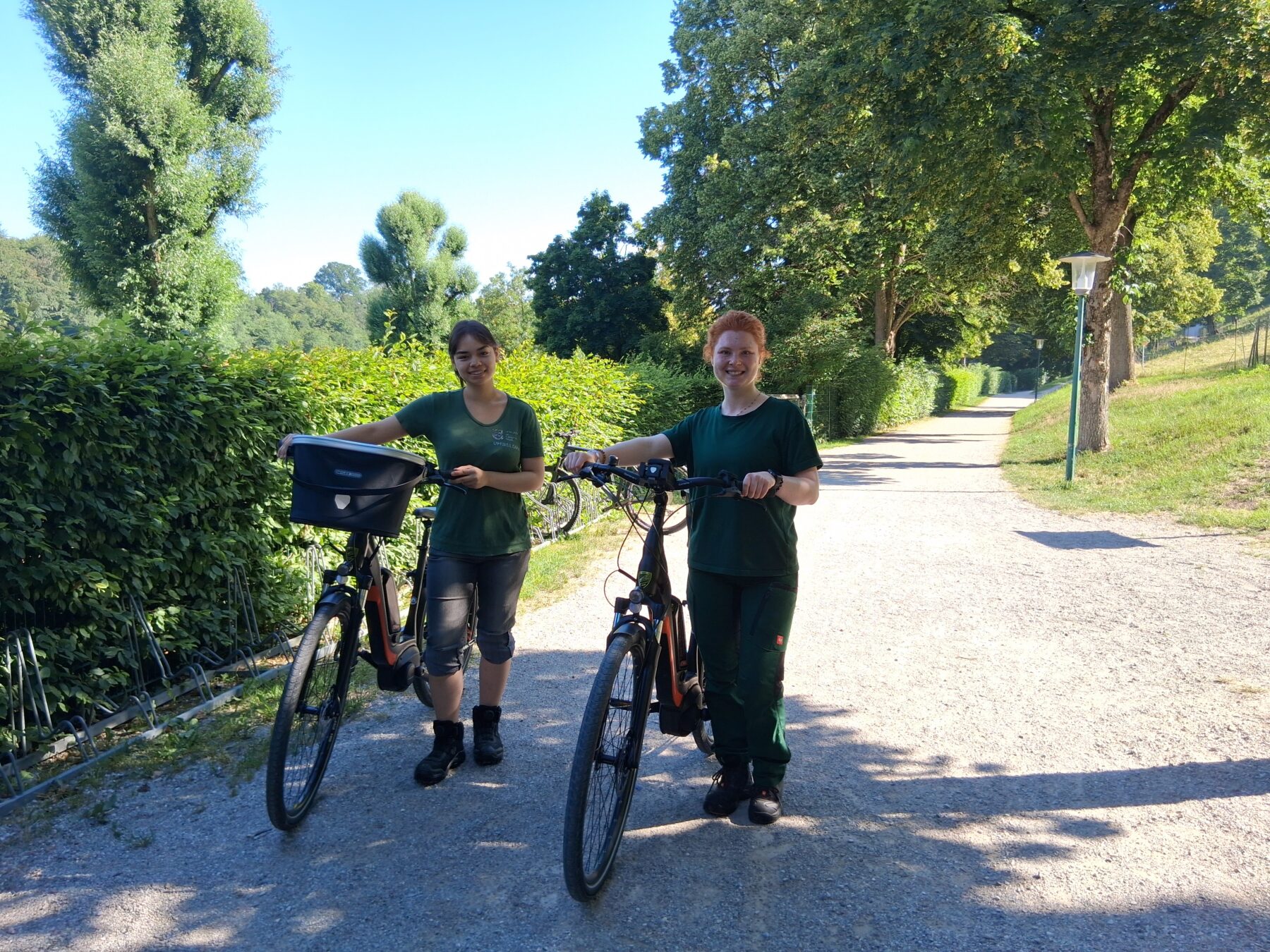Lena Tettenborn und Lena Reinheckel, die aktuell ihr Freiwilliges Ökologisches Jahr (FÖJ) bei der Stadt machen, haben die diesjährige Radl Rallye organisiert  Der Wöhrsee ist eine der Stationen  Fotocredit: Stadt Burghausen/tg