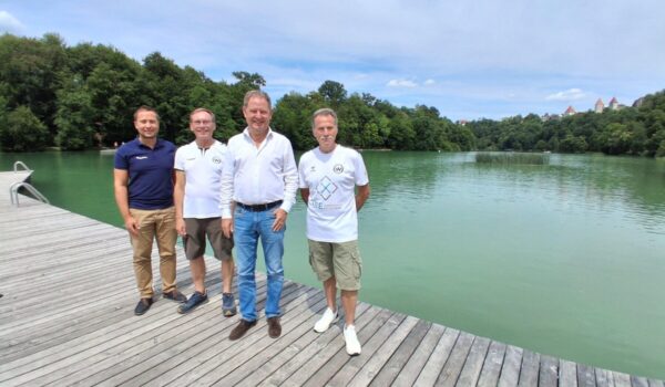 Sie rechnen mit besten Wettkampfbedingungen am kommenden Samstag am Wöhrsee: (v.l.): Stefan Sajdak, Burghauser Bäderleiter, Volker Mucks, Abteilungsleiter Schwimmen beim SV Wacker Burghausen, Erster Bürgermeister Florian Schneider sowie Stefan Hetzer, Sportlicher Leiter SVW Schwimmen. Fotocredit: Stadt Burghausen/tg