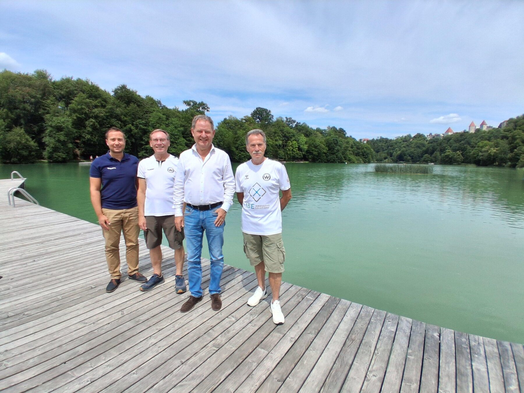 Sie rechnen mit besten Wettkampfbedingungen am kommenden Samstag am Wöhrsee: (v l ): Stefan Sajdak, Burghauser Bäderleiter, Volker Mucks, Abteilungsleiter Schwimmen beim SV Wacker Burghausen, Erster Bürgermeister Florian Schneider sowie Stefan Hetzer, Sportlicher Leiter SVW Schwimmen  Fotocredit: Stadt Burghausen/tg