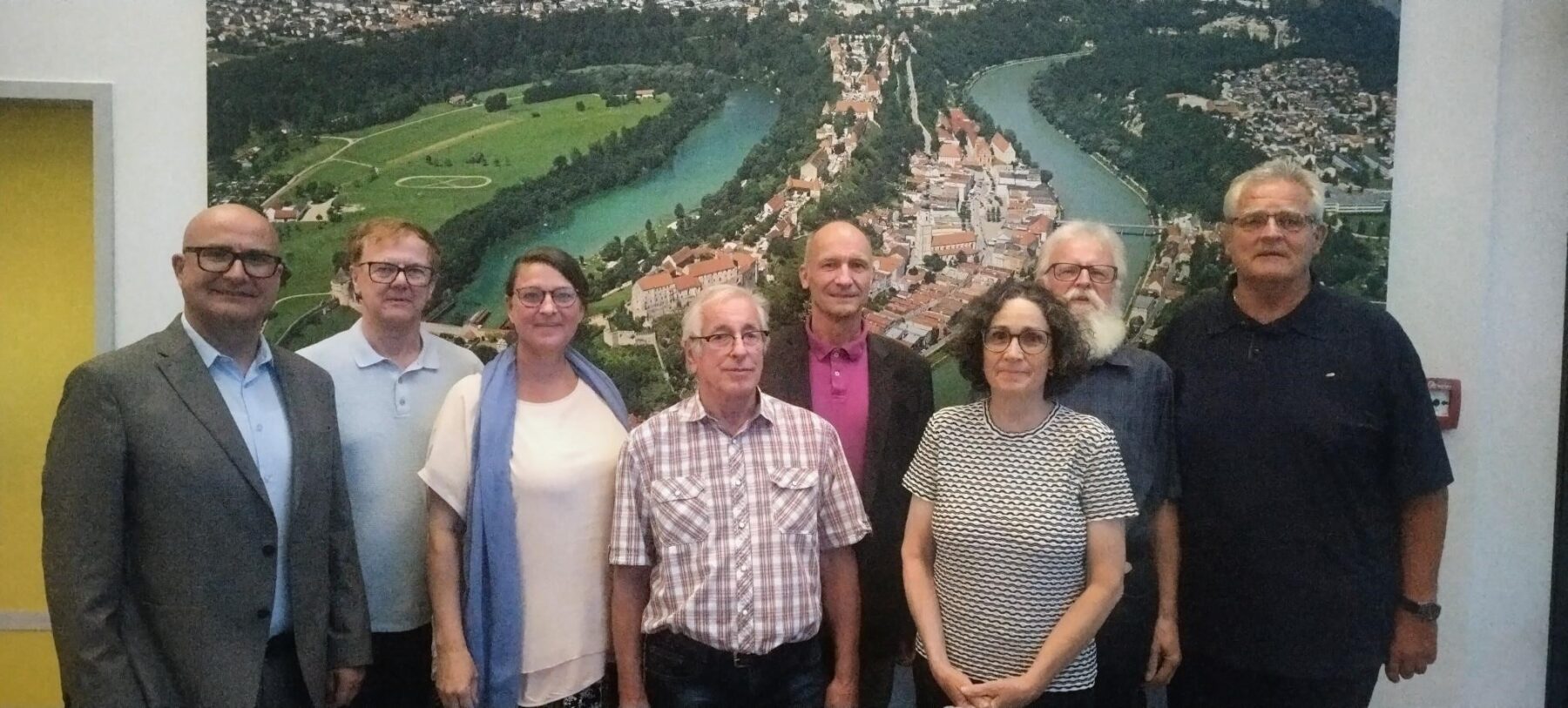 Seltenes Jubiläum: Zweiter Bürgermeister Norbert Stranzinger, Vorstandsvorsitzender des Heimatvereins Dr  Ulrich Kanz, und stellvertretender Landrat Franz Kammhuber zeichnen Heinrich Erber für 50 Jahre engagierte Arbeit als Kassier des Heimatvereins Burghausen aus 