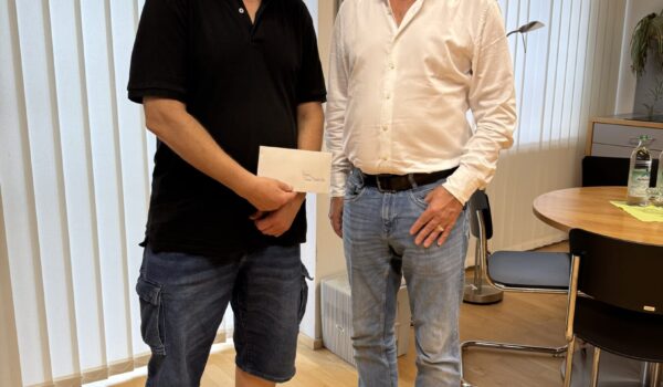 Nach 40 Jahren engagierter Tätigkeit an der Städtischen Musikschule Burghausen wurde Gitarrenlehrer Peter Berthold von Erstem Bürgermeister Florian Schneider verabschiedet. Nach 40 Jahren engagierter Tätigkeit an der Städtischen Musikschule Burghausen wurde Gitarrenlehrer Peter Berthold von Erstem Bürgermeister Florian Schneider verabschiedet.