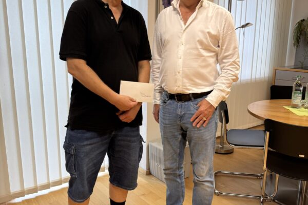 Nach 40 Jahren engagierter Tätigkeit an der Städtischen Musikschule Burghausen wurde Gitarrenlehrer Peter Berthold von Erstem Bürgermeister Florian Schneider verabschiedet.