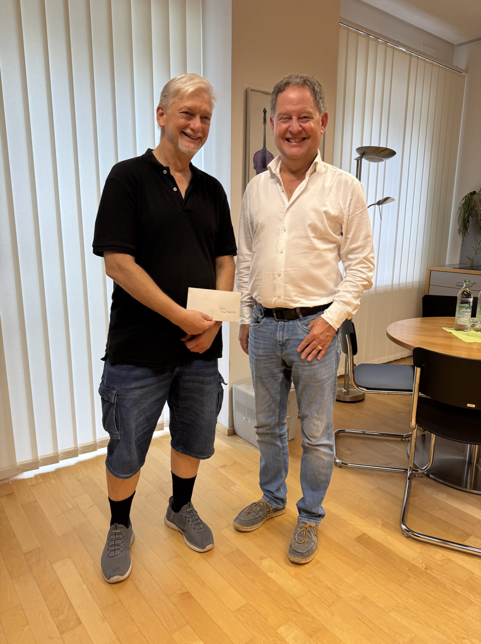 Nach 40 Jahren engagierter Tätigkeit an der Städtischen Musikschule Burghausen wurde Gitarrenlehrer Peter Berthold von Erstem Bürgermeister Florian Schneider verabschiedet 