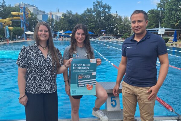 Familien- und Sozialreferentin Johanna Schachtl, Giulia Cavazzuti von der Kindersportschule des SV Wacker und Bäderleitung Stefan Sajdak freuen sich über die gute Zusammenarbeit und sorgen mit Sicherheit für Schwimmspaß. Fotocredit: Stadt Burghausen