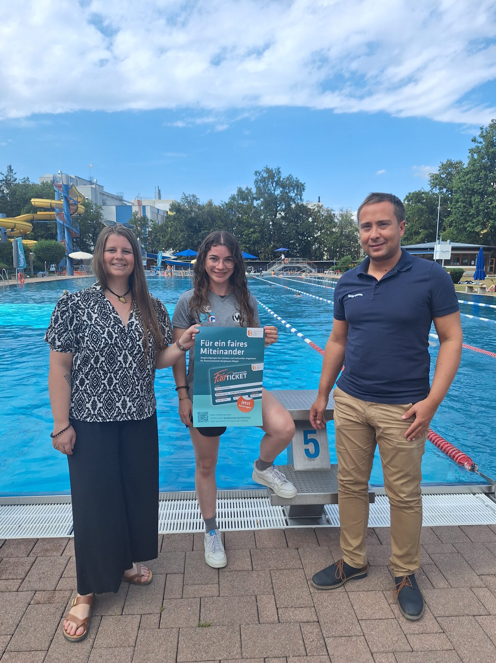 Familien  und Sozialreferentin Johanna Schachtl, Giulia Cavazzuti von der Kindersportschule des SV Wacker und Bäderleitung Stefan Sajdak freuen sich über die gute Zusammenarbeit und sorgen mit Sicherheit für Schwimmspaß  Fotocredit: Stadt Burghausen