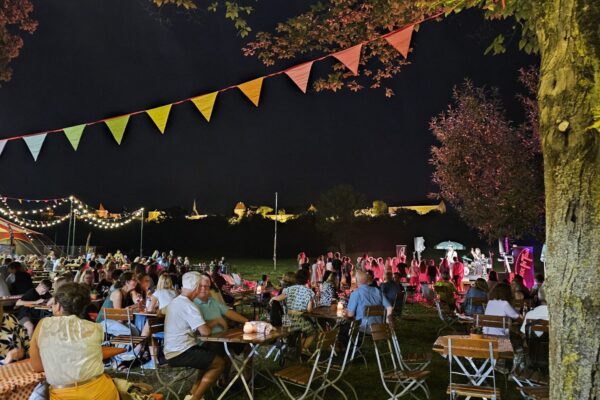 Im Sommernachtsbiergarten ist der Burgblick garantiert.