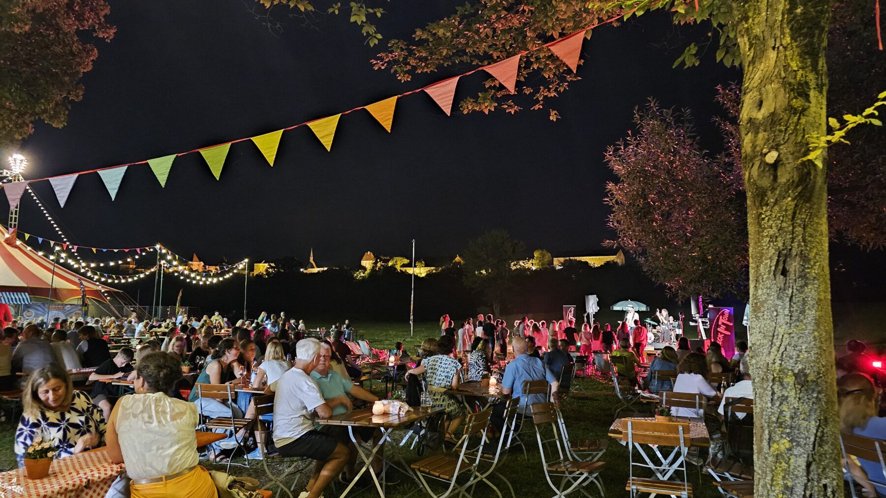 Im Sommernachtsbiergarten ist der Burgblick garantiert 