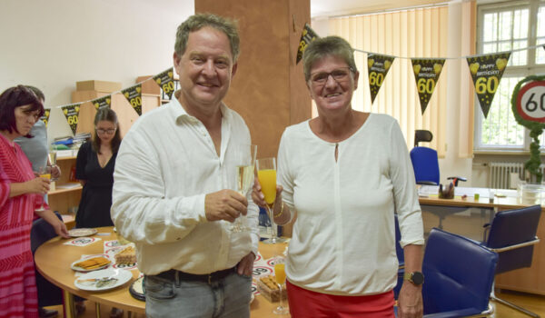 20260624_Stadt_Burghausen_Verabschiedung_Monika_Prenninger_01_1 Zur Verabschiedung nach jahrzehntelangem Einsatz für die Stadt Burghausen gratulierte Erster Bürgermeister Florian Schneider Monika Prenninger, zuletzt langjährige Leiterin des Melde- und Gewerbeamtes und später auch des Wahlamtes. Fotocredit: Stadt Burghausen/tg