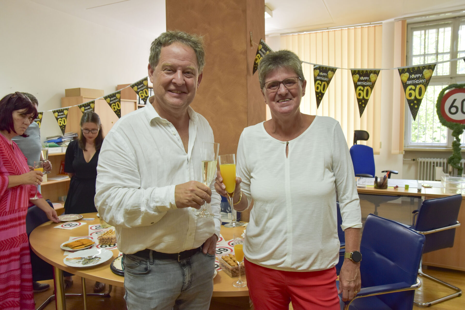 Zur Verabschiedung nach jahrzehntelangem Einsatz für die Stadt Burghausen gratulierte Erster Bürgermeister Florian Schneider Monika Prenninger, zuletzt langjährige Leiterin des Melde  und Gewerbeamtes und später auch des Wahlamtes  Fotocredit: Stadt Burghausen/tg