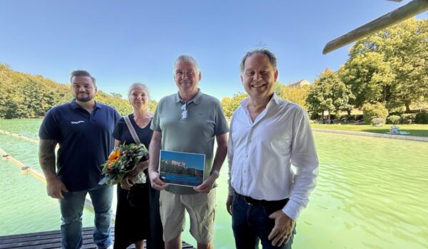 PM 159 Der Wöhrsee Burghausen verzeichnet Besucherrekord 100.000 Badegast begrüßt Erster Bürgermeister Florian Schneider und Bäderleiter Florian Moser begrüßten das Ehepaar Rosmarie und Richard Siegerd aus Haiming als 100.000 Badegäste. Das Ehepaar ist Stammgast und besucht den See mindestens vier Mal pro Woche. „Wir schätzen die sehr gute Wasserqualität und die natürliche Beschattung. Das Flair ist einzigartig und wenn wir am Vormittag da sind ist es auch noch schön ruhig“, so die Siegerds. Als kleine Aufmerksamkeit überreicht das Stadtoberhaupt Blumen und eine Saisonkarte für das nächste Jahr.