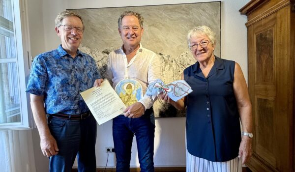 20 Jahre Städtepartnerschaft mit Sulmona: Barbara Hertlein und Konrad Kammergruber überreichten Erstem Bürgermeister Florian Schneider im Rathaus die Jubiläumsurkunde sowie herzliche Grüße und Geschenke aus der italienischen Partnerstadt.