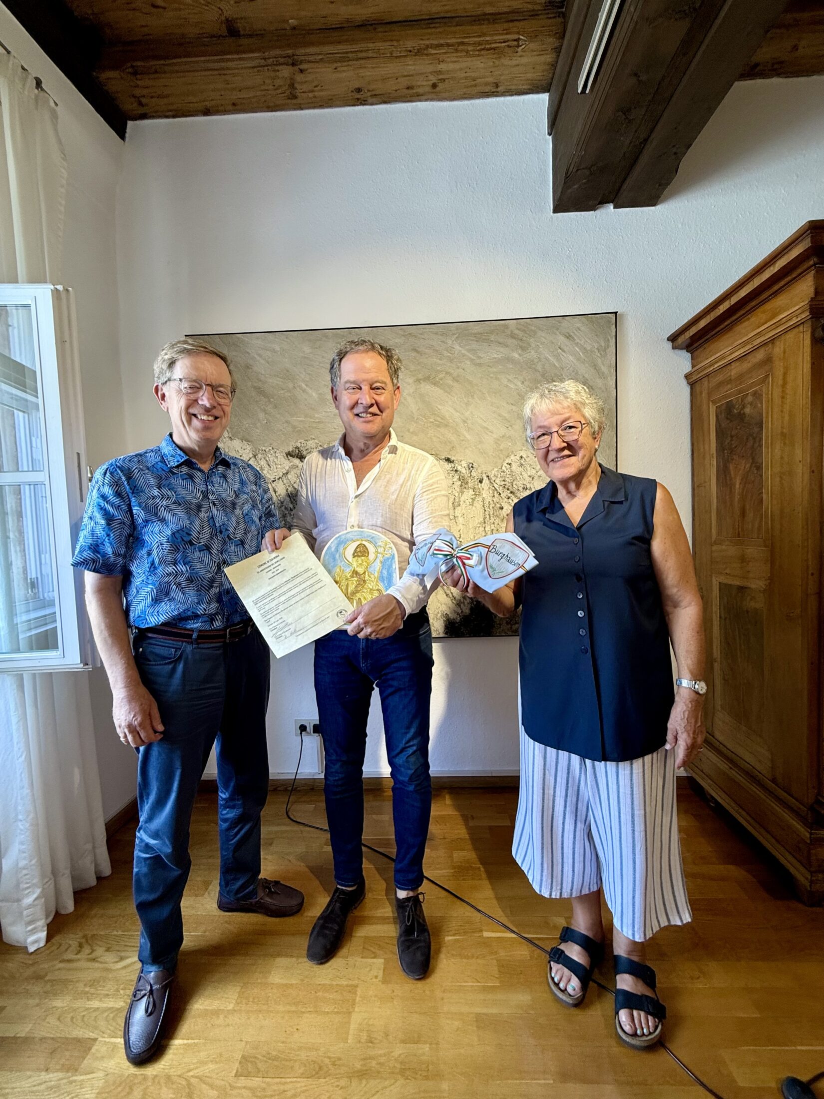 20 Jahre Städtepartnerschaft mit Sulmona: Barbara Hertlein und Konrad Kammergruber überreichten Erstem Bürgermeister Florian Schneider im Rathaus die Jubiläumsurkunde sowie herzliche Grüße und Geschenke aus der italienischen Partnerstadt 