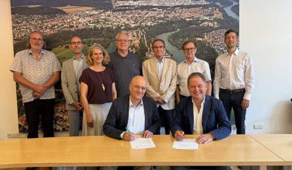 Der Aufsichtsrat der Energieversorgung Burghausen (EBG), besetzt mit Vertretern des Stadtrates und der Energie Südbayern (ESB), freut sich über den einstimmigen Beschluss zum Fernwärmeprojekt. Im Bild vorne (v. l.): ESB-Geschäftsführer Marcus Böske und Erster Bürgermeister Florian Schneider. Der Aufsichtsrat der Energieversorgung Burghausen (EBG), besetzt mit Vertretern des Stadtrates und der Energie Südbayern (ESB), freut sich über den einstimmigen Beschluss zum Fernwärmeprojekt. Im Bild vorne (v. l.): ESB-Geschäftsführer Marcus Böske und Erster Bürgermeister Florian Schneider.