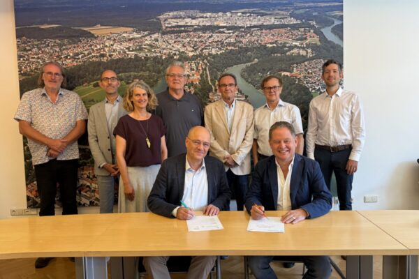 Der Aufsichtsrat der Energieversorgung Burghausen (EBG), besetzt mit Vertretern des Stadtrates und der Energie Südbayern (ESB), freut sich über den einstimmigen Beschluss zum Fernwärmeprojekt. Im Bild vorne (v. l.): ESB-Geschäftsführer Marcus Böske und Erster Bürgermeister Florian Schneider.