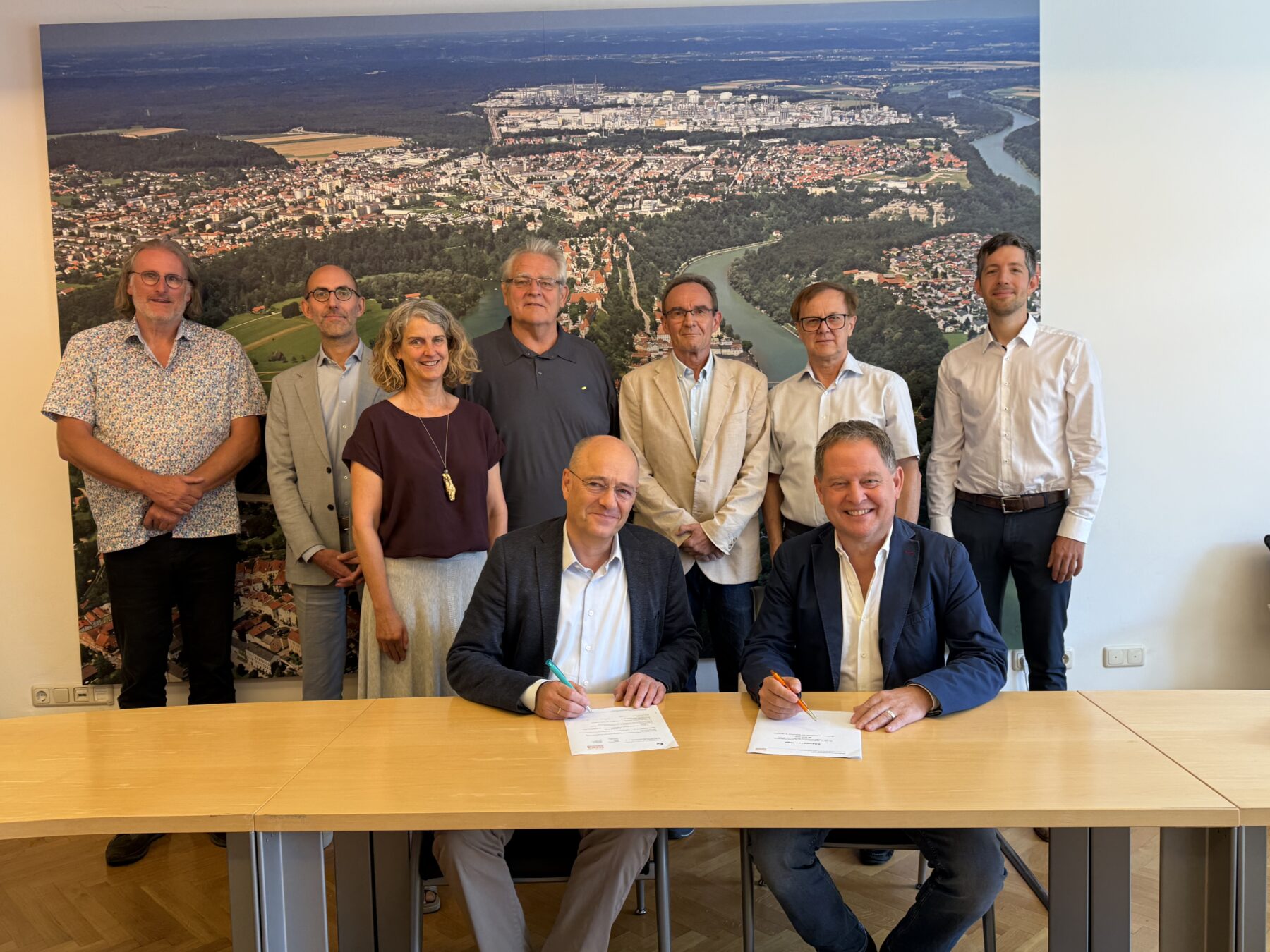 Der Aufsichtsrat der Energieversorgung Burghausen (EBG), besetzt mit Vertretern des Stadtrates und der Energie Südbayern (ESB), freut sich über den einstimmigen Beschluss zum Fernwärmeprojekt  Im Bild vorne (v  l ): ESB Geschäftsführer Marcus Böske und Erster Bürgermeister Florian Schneider 